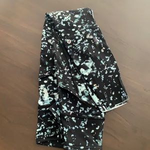 Lululemon 23” black and white multipattern